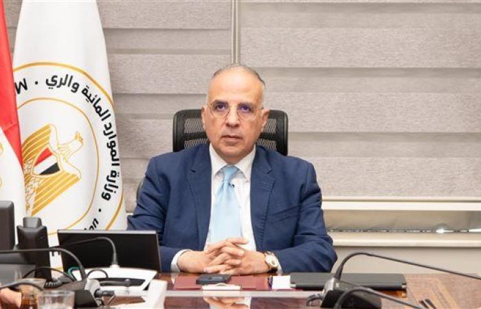 وزير الري يتابع حالة المنظومة المائية وتطهيرات الترع