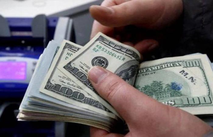 بينزل في العالم كله إلا في مصر.. ليه الدولار محافظ على قوته وامتى ممكن يتراجع؟