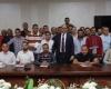 وزير العمل يُسلم عقود عمل للمتقدمين على فرص عمل بالإمارات