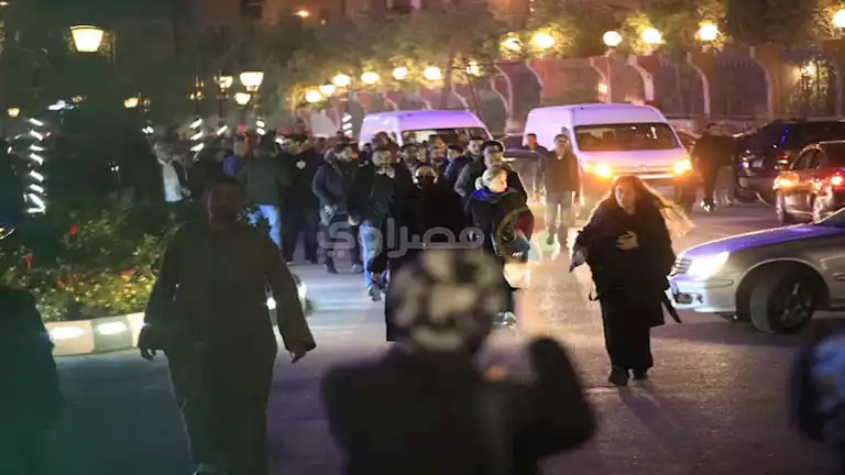 بكاء محمد ثروت وحجاب دنيا سمير غانم .. لقطات من جنازة الراحل نبيل الحلفاوي