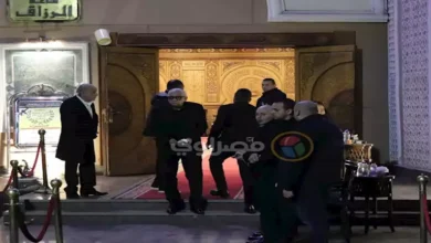 بالصور.. أحمد ومحمد السبكي يستقبلان المعزين في وفاة شقيقهما